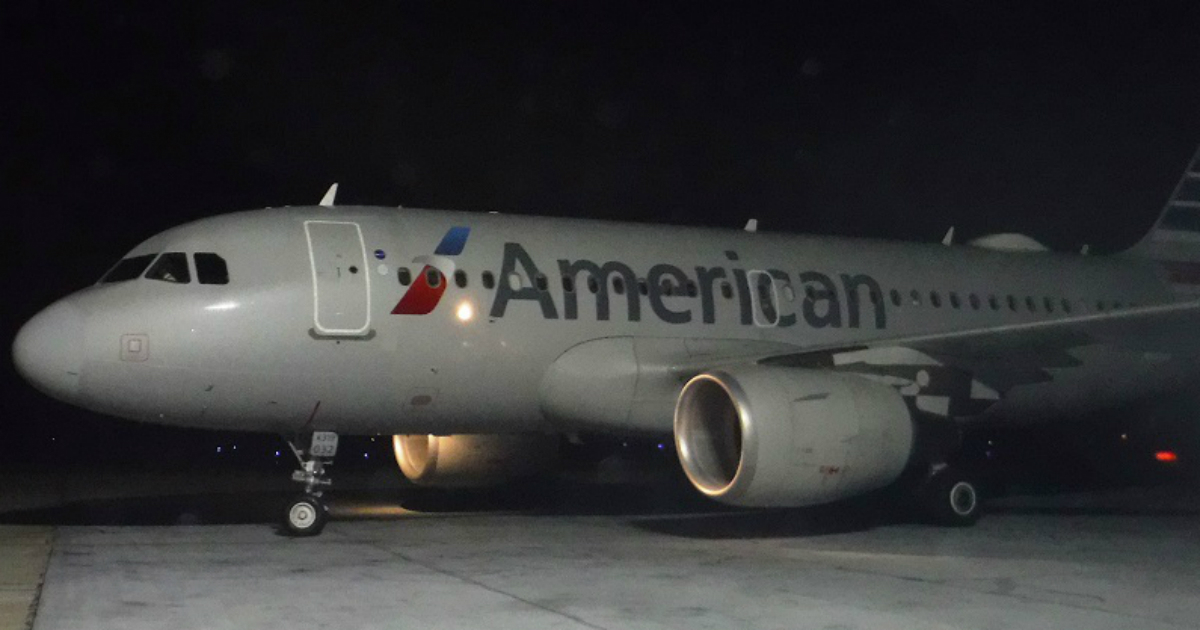 Avión de American Airlines en la Terminal aérea Antonio Maceo, Santiago de Cuba © Radio Rebelde / Carlos Sanabia Marrero