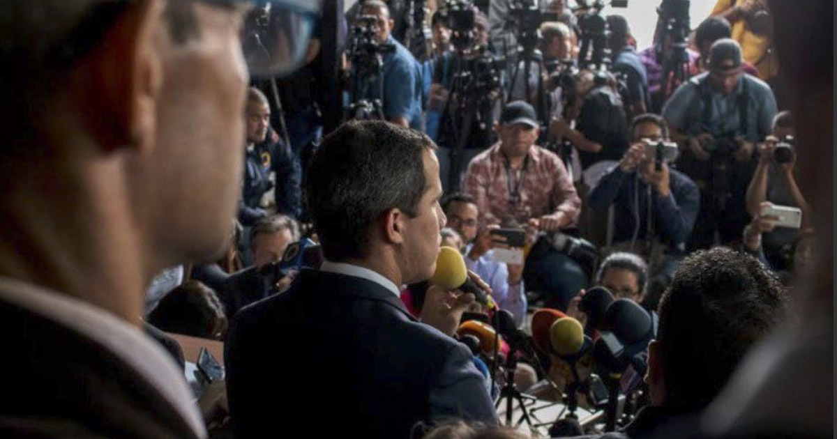 Juan Guaidó habla a la prensa © Twitter / Efecto Cocuyo