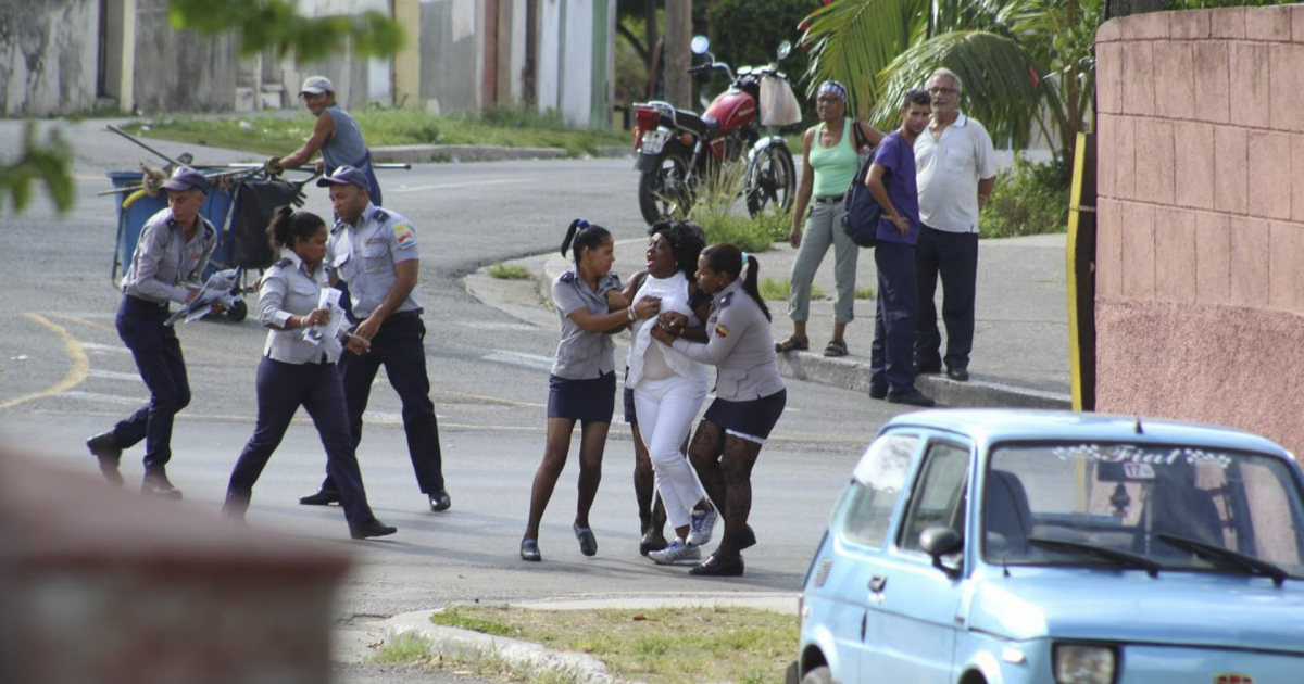 Momento de la detención de la Dama de Blanco, Berta Soler, en La Habana © Facebook / Ángel Moya
