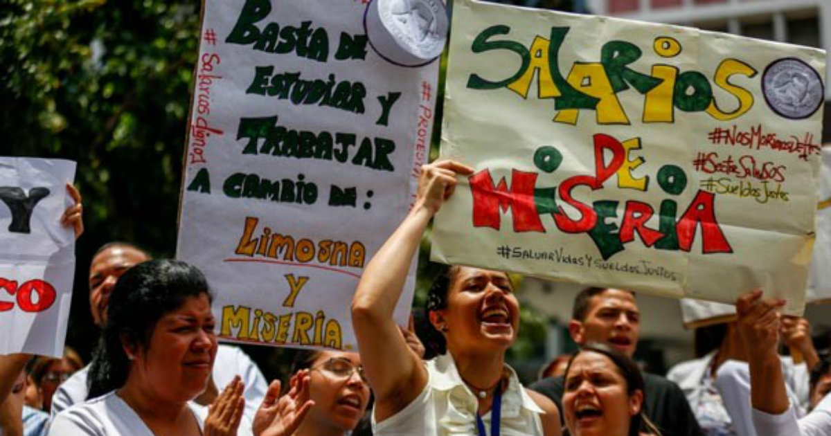 Trabajadores venezolanos pidiendo salarios dignos. © Wikimedia Commons / Roger Picols