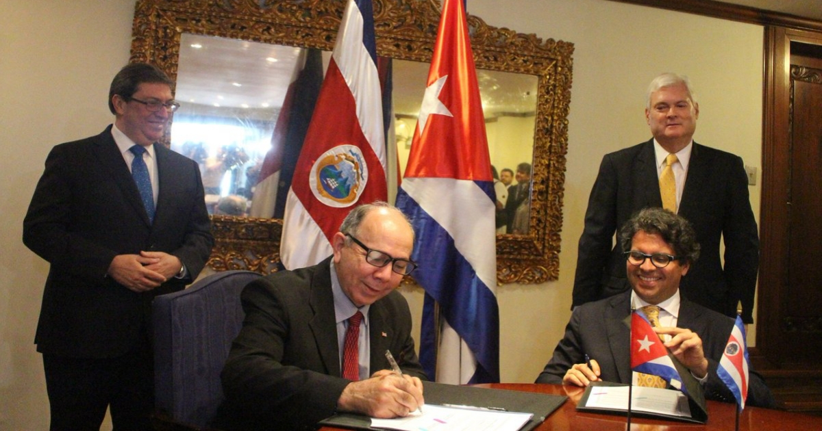 Momento de la firma del convenio educativo entre Cuba y Costa Rica. © Twitter / Bruno Rodríguez