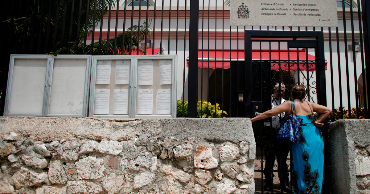 Cubana en la puerta de la embajada de Canadá en La Habana © Reuters / Alexandre Meneghini