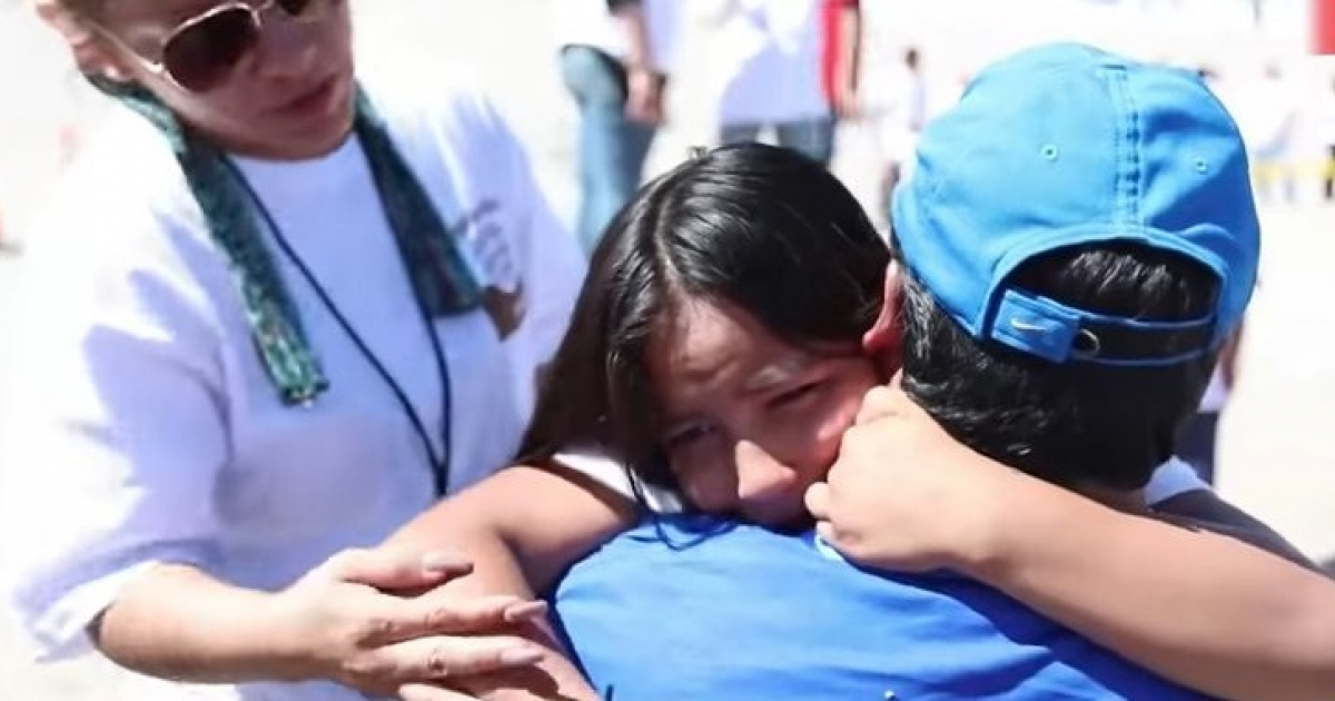 Niña mexicana se abraza a su padre © Captura de video en Youtube