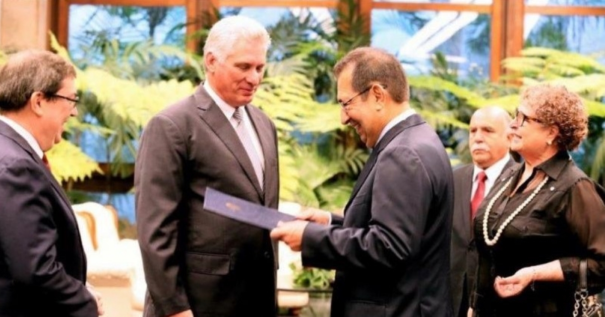 Adán Chávez Frías presenta sus credenciales como embajador a Miguel Díaz-Canel © Embajada de Venezuela en Cuba/ Twitter