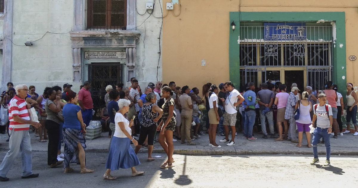 Cubanos hacen colas para comprar © CiberCuba