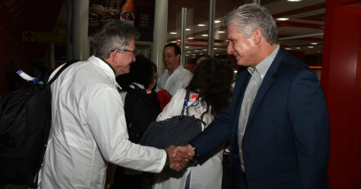 Díaz Canel saluda a un médico cubano que regresa de una misión en en el extranjero © Estudios Revolución