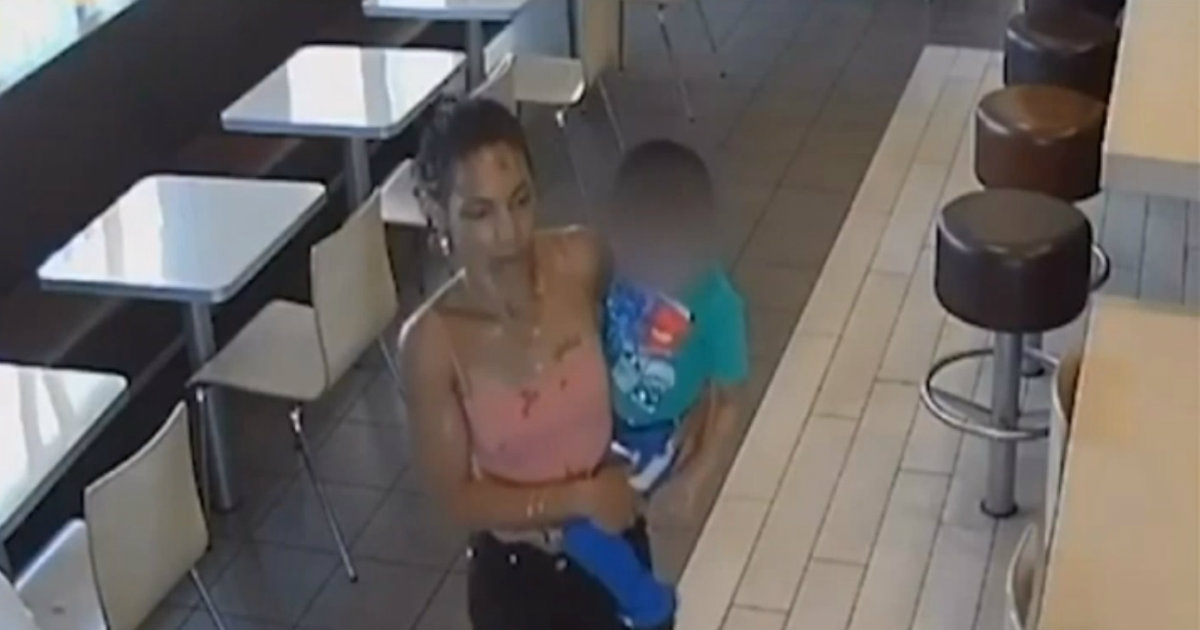 La mujer con el niño en brazos. © Telemundo 52 / Captura de video