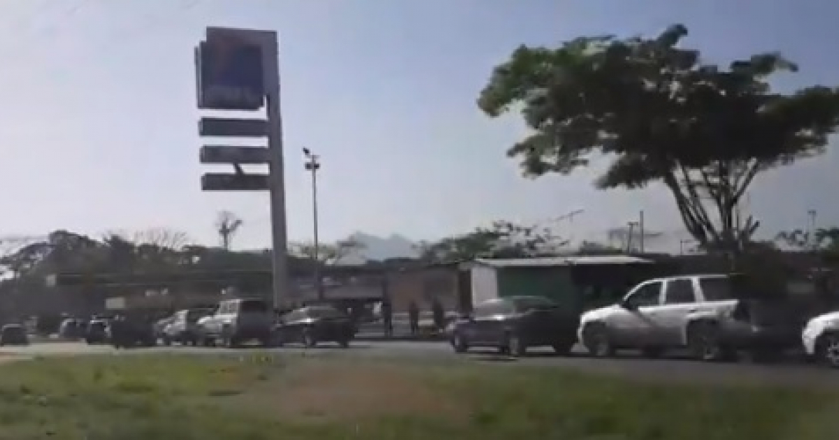 Filas para cargar gasolina en Venezuela © Twitter / @titexalcuadrado