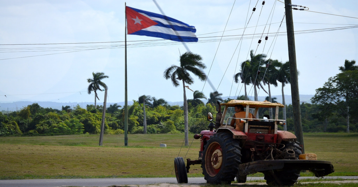 Un tractor en Cuba (imagen de referencia). © CiberCuba