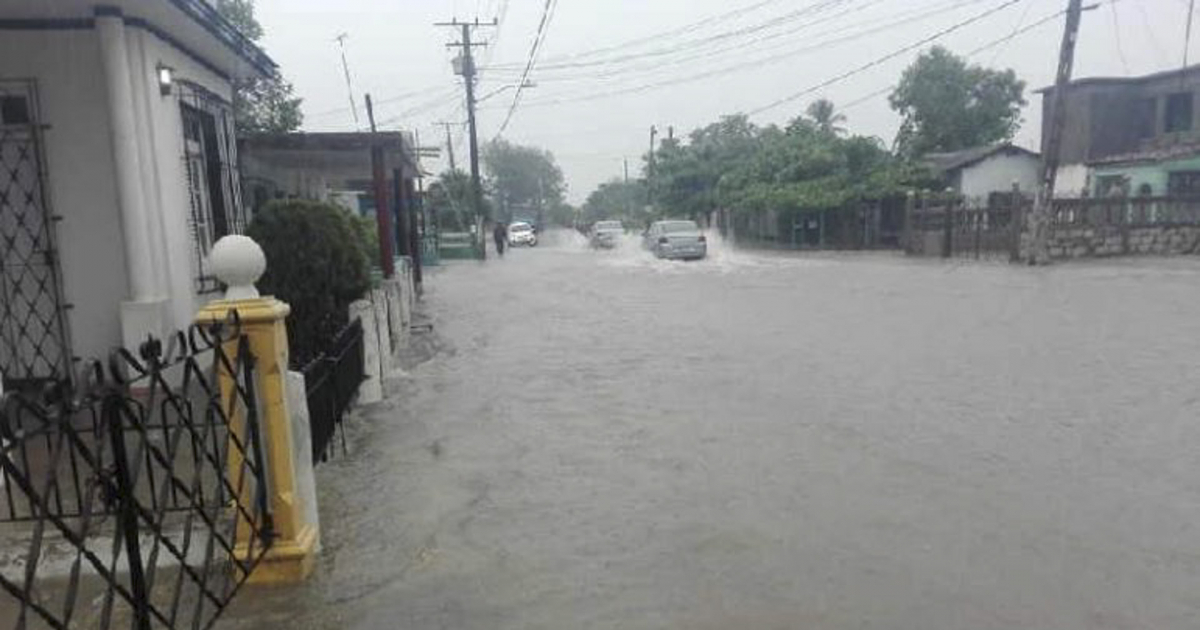 Inundaciones por fuertes lluvias en las calles de Jatibonico, Sancti Spíritus. © Escambray / Oscar Salabarría