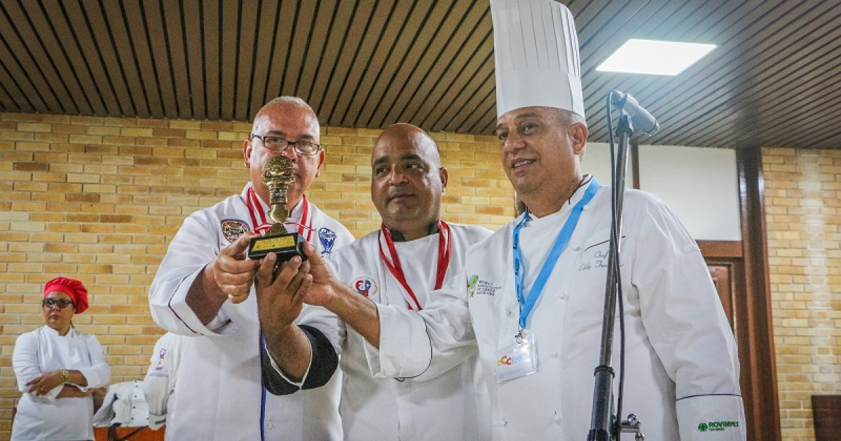 Chefs cubanos mostrando su premio Tumi de Oro. © www.excelenciascuba.com