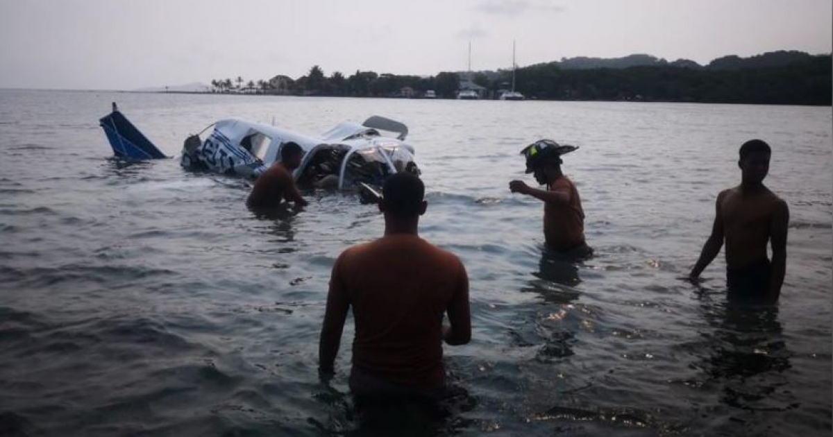 Restos del avión que se estrelló en el mar cerca de la isla de Roatan © Departamento de Bomberos de Honduras/vía REUTERS