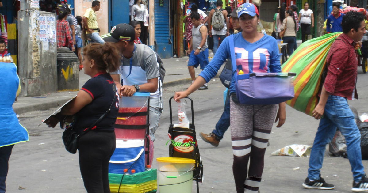 Venezolanos vendiendo arepas en Lima, Perú © Wikimedia Commons