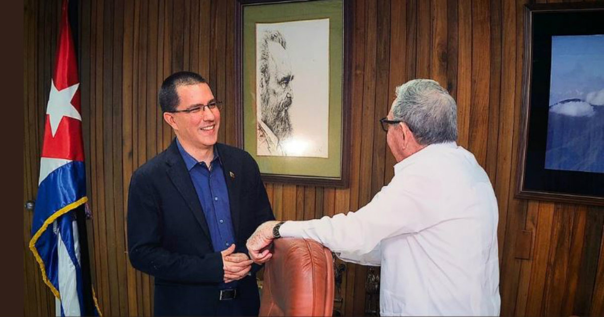 El canciller de Venezuela, Jorge Arreaza (i) y Raúl Castro (d). © Twitter / Jorge Arreaza