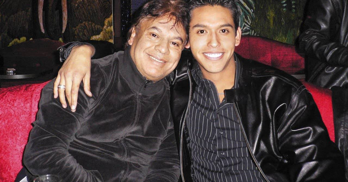Juan Gabriel y su hijo Iván Aguilera. © Captura de video YouTube