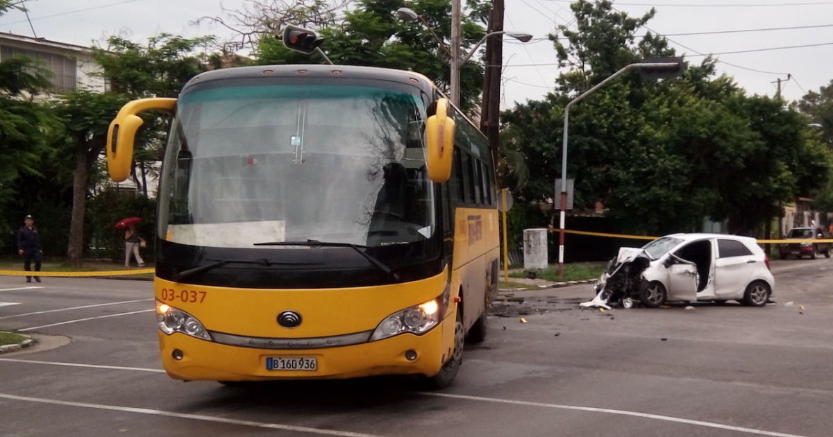 Vehículo blanco destrozado en La Habana tras chocar contra un ómnibus © Diario de Cuba