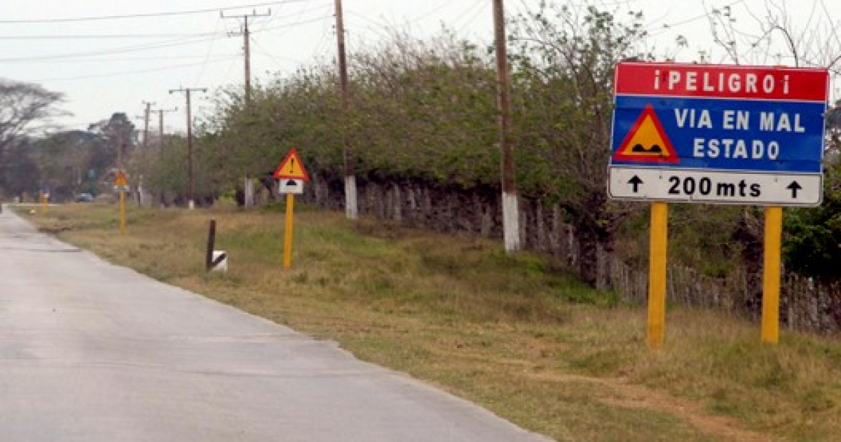 Carteles de advertencia en una carretera de Cuba © cubasi.cu