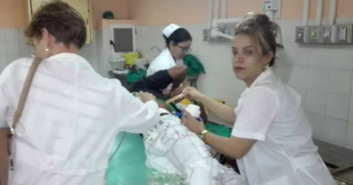 Enfermeras atienden a uno de los heridos. © Escambray.