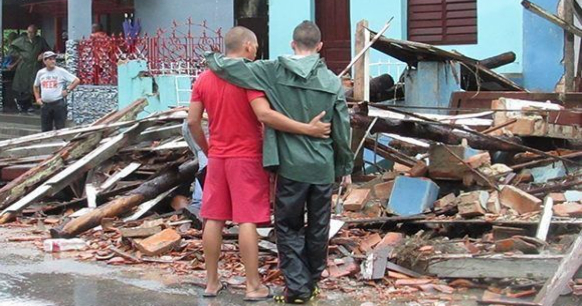 Unos cubanos frente a una vivienda destruida en Pinar del Río, tras el paso del huracán Michael. © Tele Pinar / Belkys Pérez Cruz