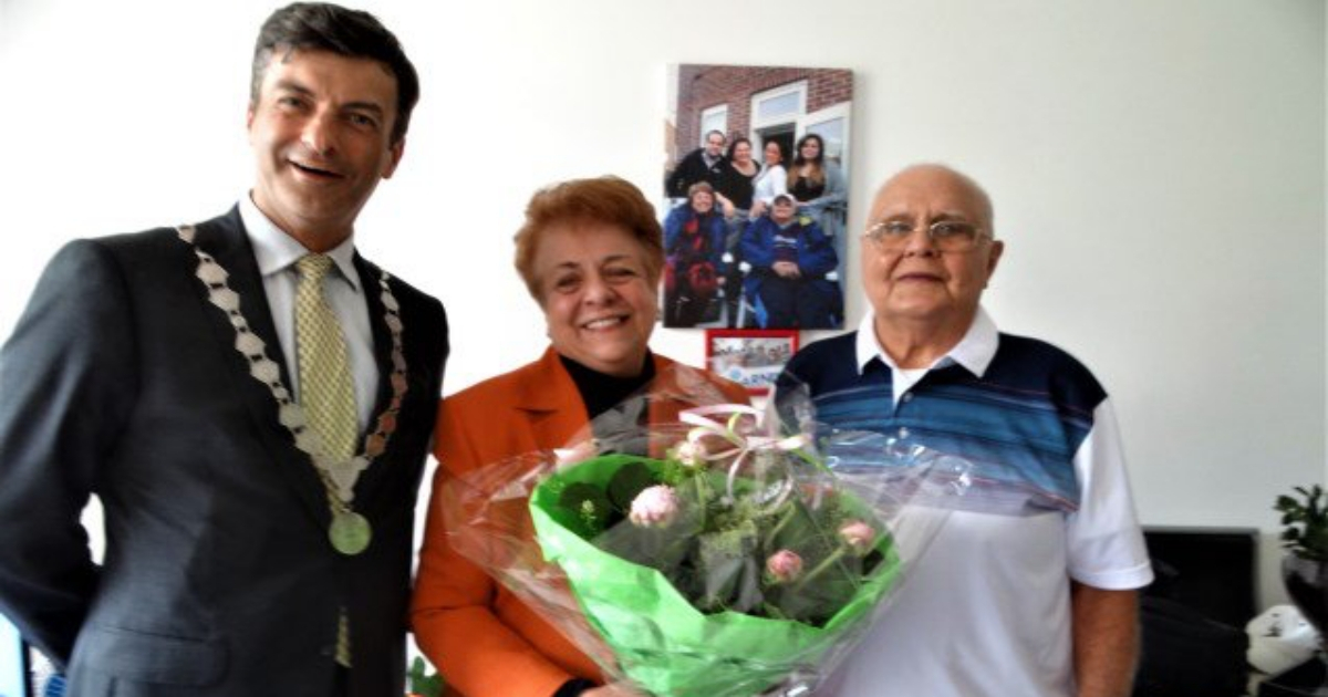 El alcalde Berkel en Rodenrijs (i) y la pareja de cubanos (d). © Twitter / Hart van Lansingerland
