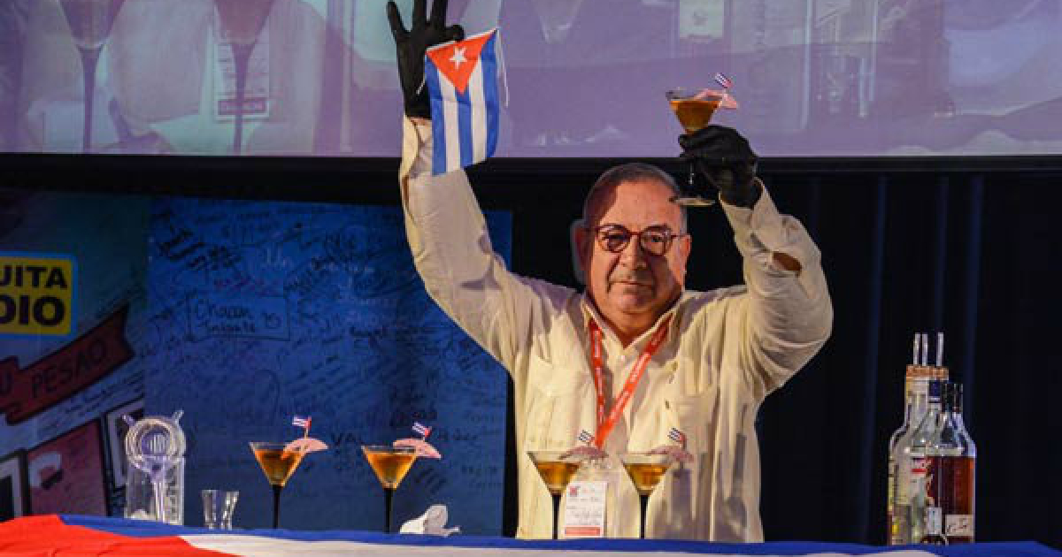 Detalle de la imagen original. Barman cubano en concurso internacional © http://www.acn.cu