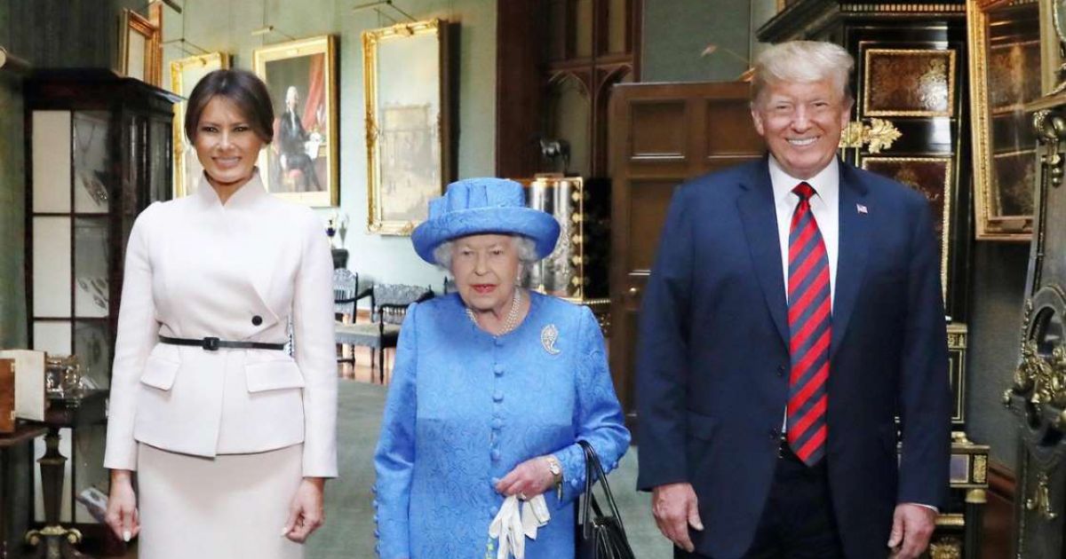 Melania y Donald Trump junto a la reina Isabel © Captura de video YouTube