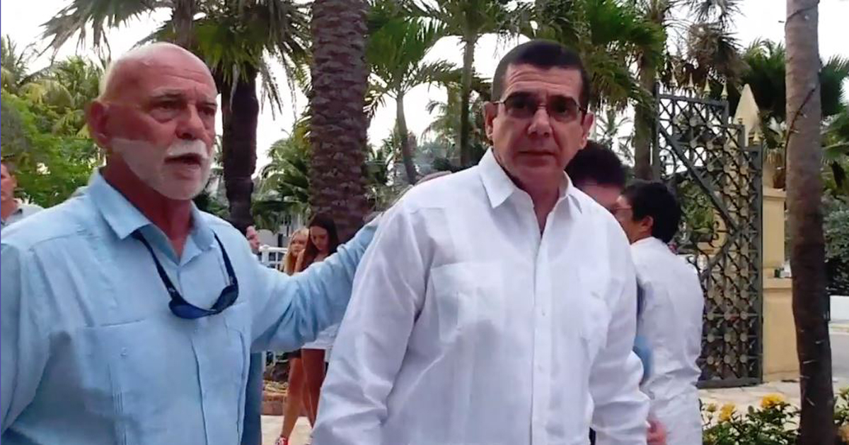 El embajador cubano José Ramón Cabañas (der.) junto al ex comisionado de la ciudad de Cayo Hueso, Tony Yaniz. © Cibercuba
