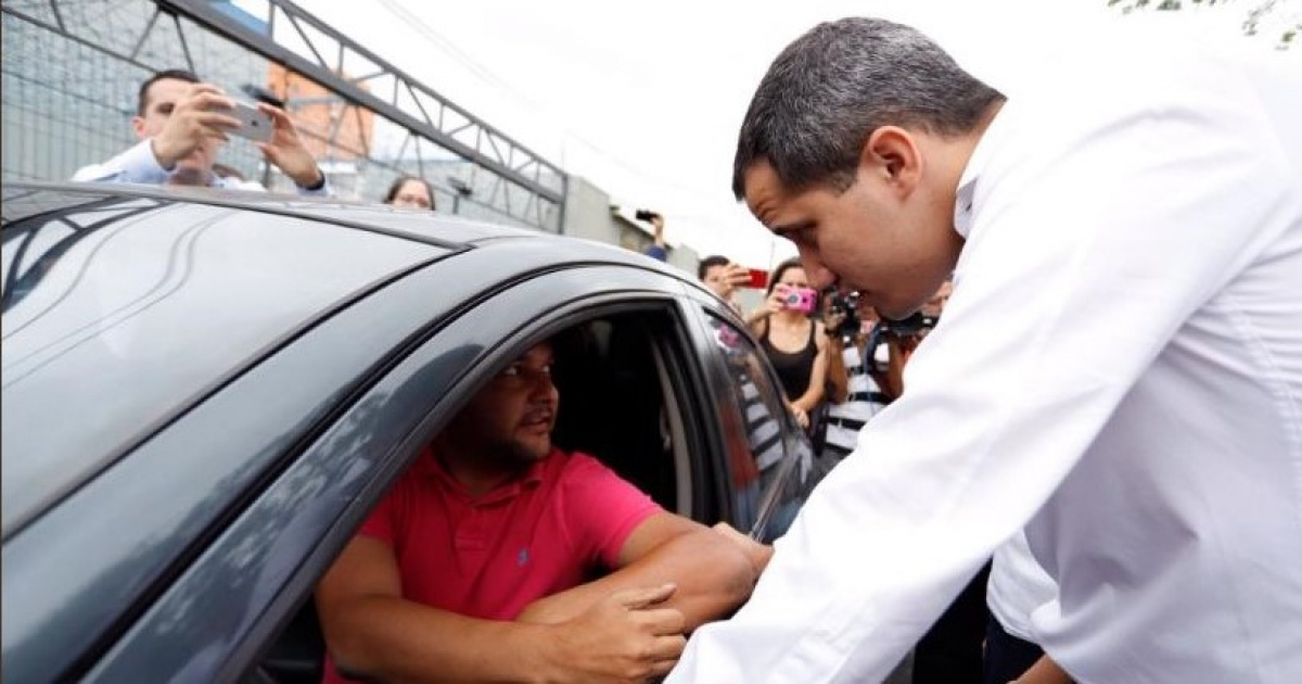 Juan Guaidó habla con un ciudadano de Venezuela © Juan Guaidó/ Twitter