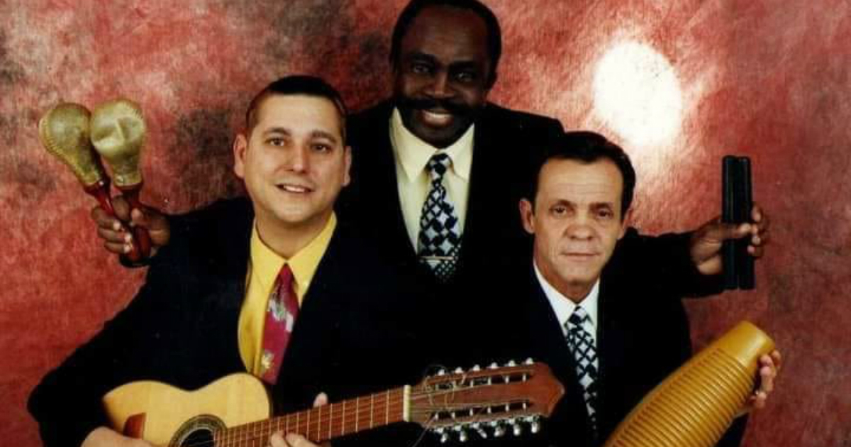 Cecilio "Guambán" Pérez (centro) y Gilberto “Guambín” Morales (derecha) © Música Campesina de Cuba / Roberto García 