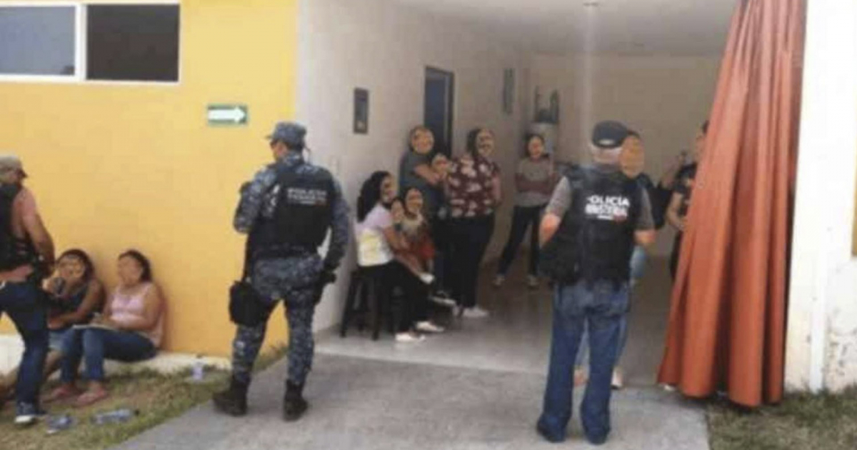 Policía de México custodia a los migrantes en el motel © Twitter/CiudadTV21.2