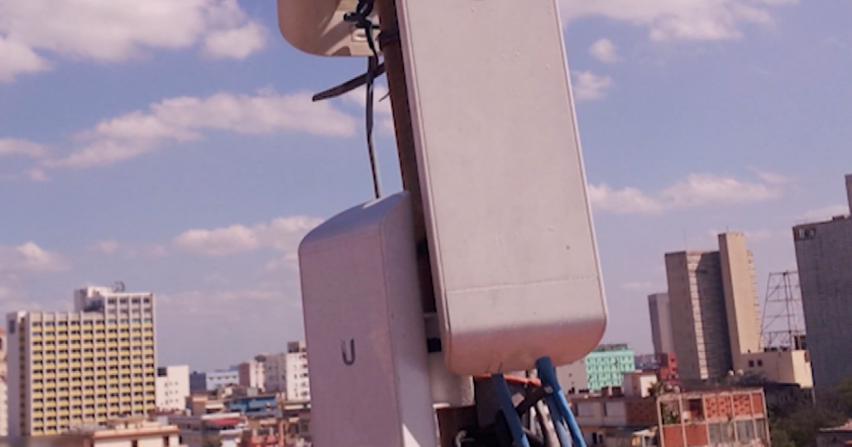 Un antena Wi-Fi ilegal, en Cuba. © Captura de pantalla YouTube / Canal Caribe