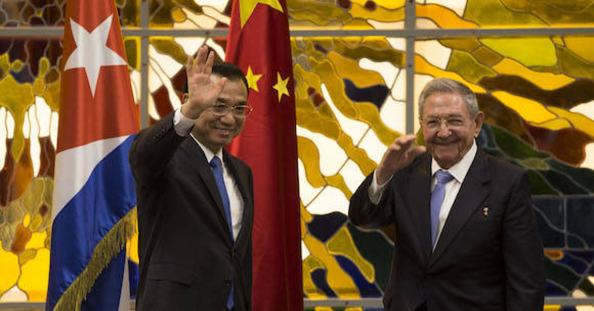 El Primer Ministro de China, Li Keqiang, saluda junto a Raúl Castro en una imagen de archivo. © Cubadebate / Ismael Francisco