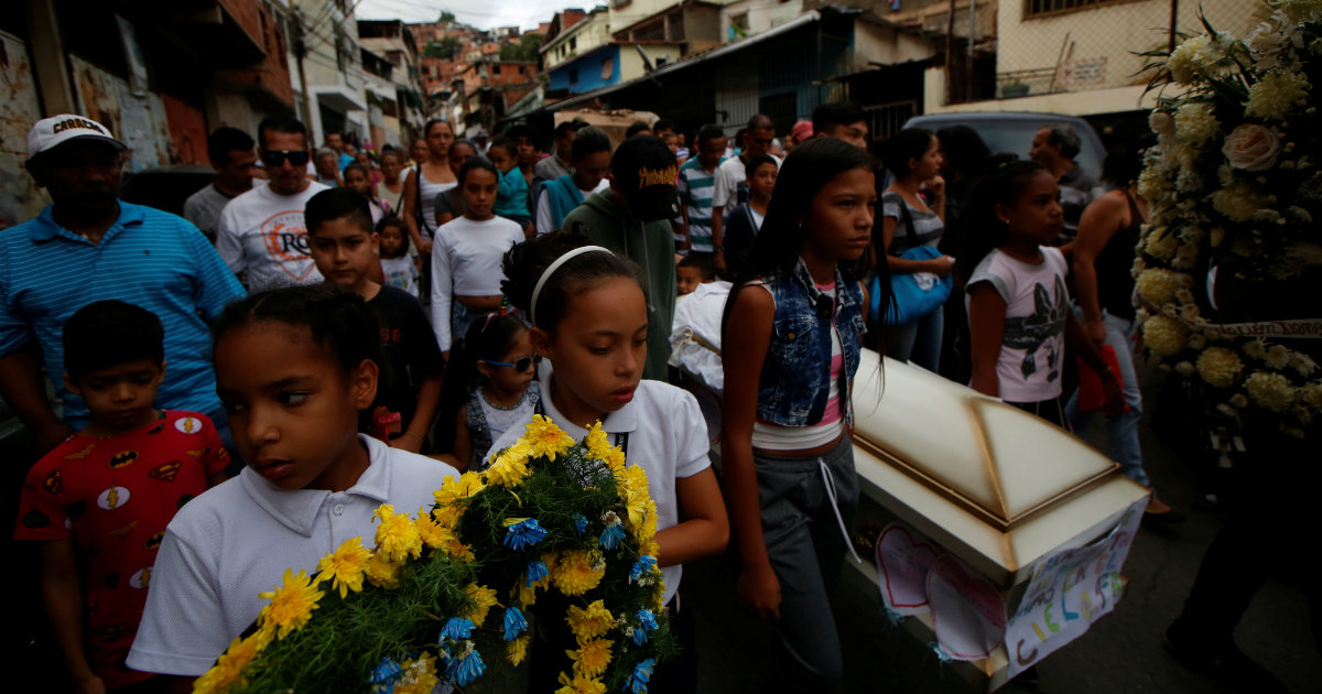 Familiares cargan el ataúd de Erick Altuve, el niño fallecido de 11 años. © Reuters / Iván Alvarado