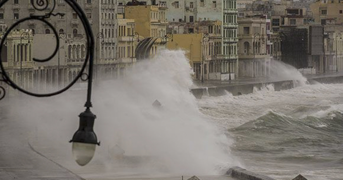 Las olas en el malecón de La Habana, durante el huracán Irma. © Cubadebate