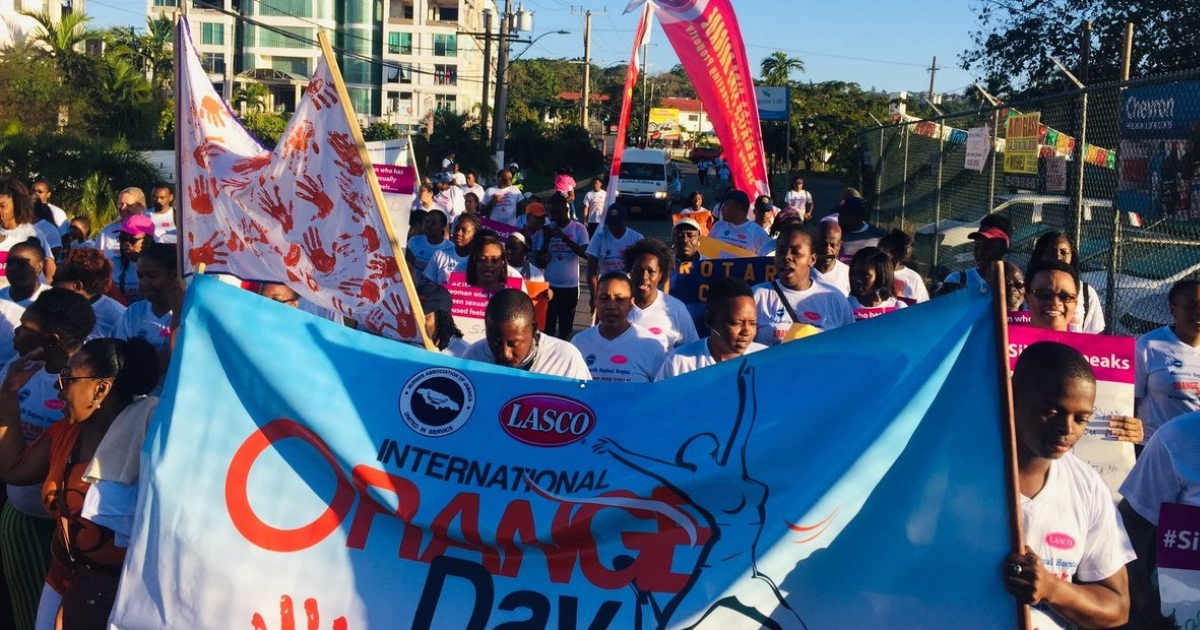 Enfermeras jamaicanas, en una marcha en enero contra la violencia hacia mujeres y niñas. © Twitter / Raymond Pryce