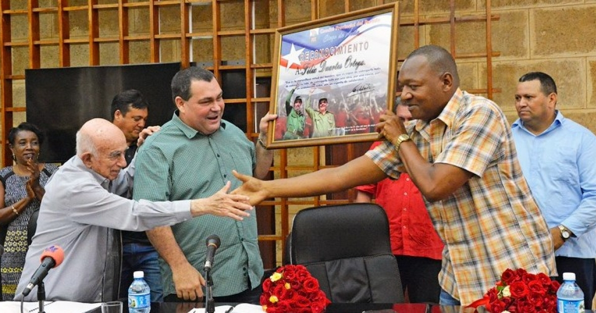 Machado Ventura felicita a Carlos Luis Garrido Pérez. Al centro, Félix Duarte Ortega. © Invasor / Nohema Díaz Muñoz