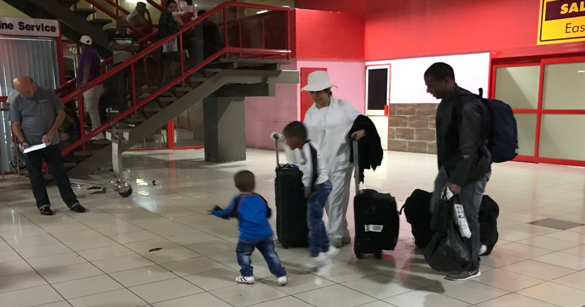 Una familia en el aeropuerto de La Habana. © CiberCuba