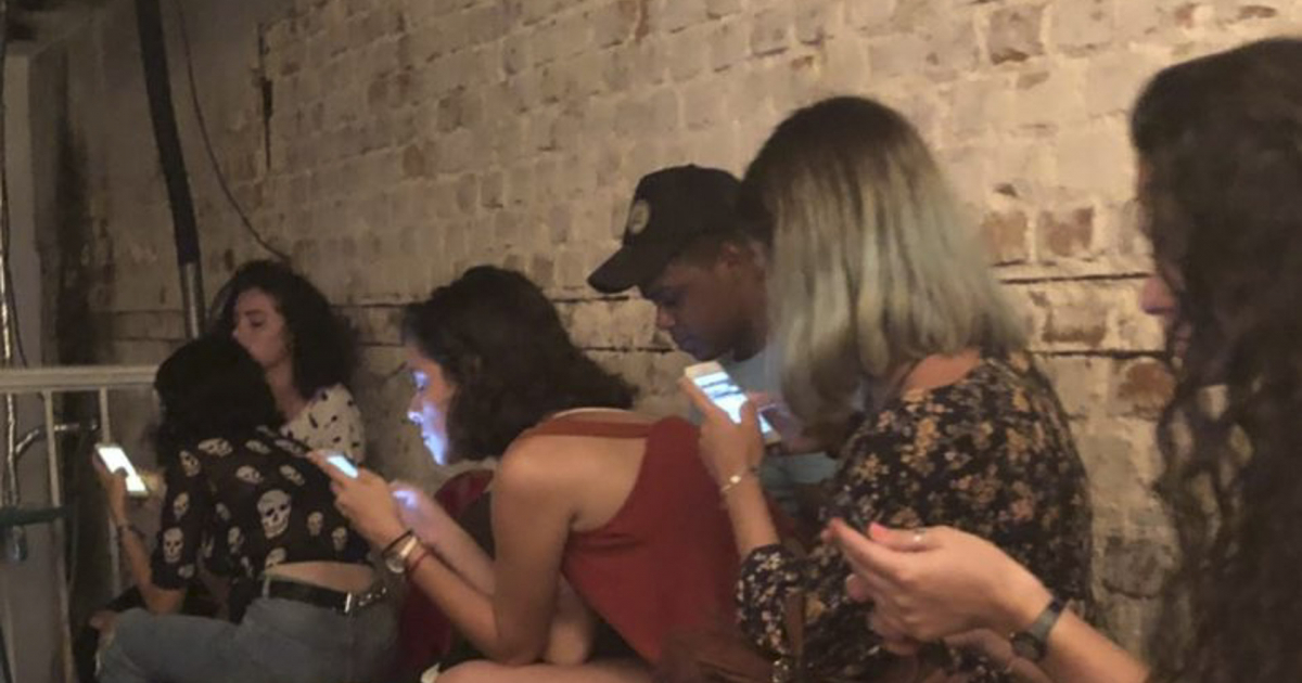 Cubanos conectados a internet desde sus móviles. © Twitter / Sarah Marsh