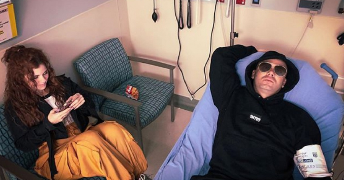 Wisin y su esposa en el hospital © Instagram del artista