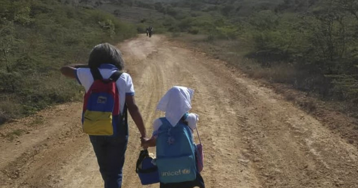 Dos niñas caminan a una escuela rural en Venezuela © UNICEF Venezuela