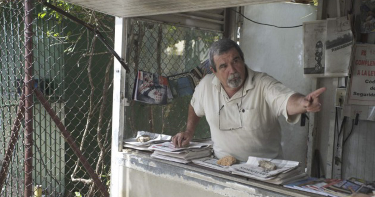 Roberto Viña en el papel de un vendedor de periódicos © Blog de Gerardo Chijona