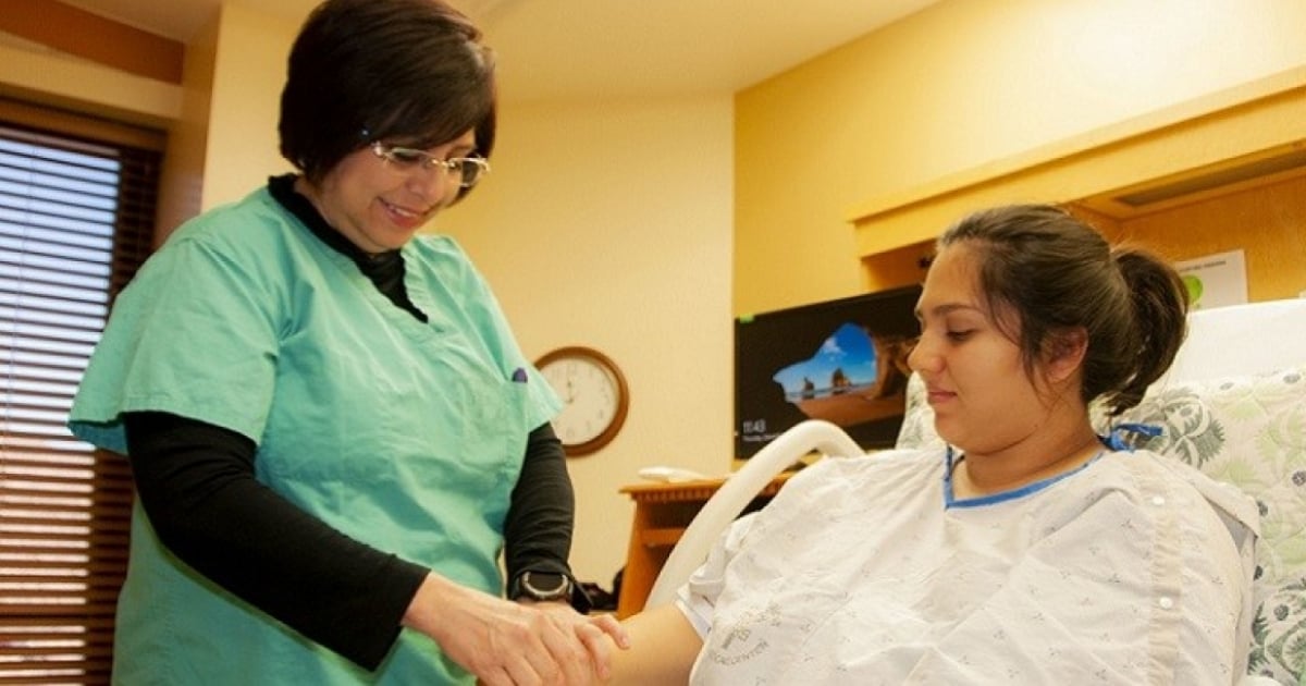 Enfermera norteamericana atiende a una embarazada © Health.mil