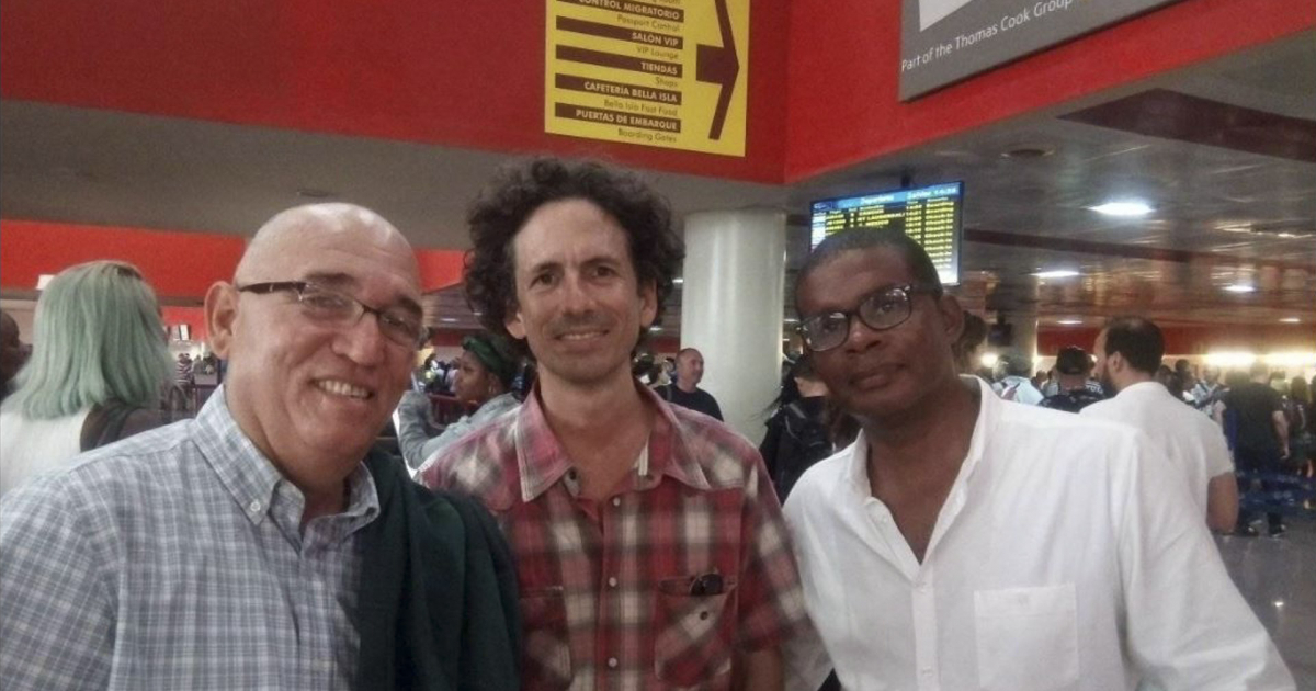Boris Gonzáez Arenas (al centro) junto a activistas cubanos también detenidos en el aeropuerto © Facebook/Boris González Arenas