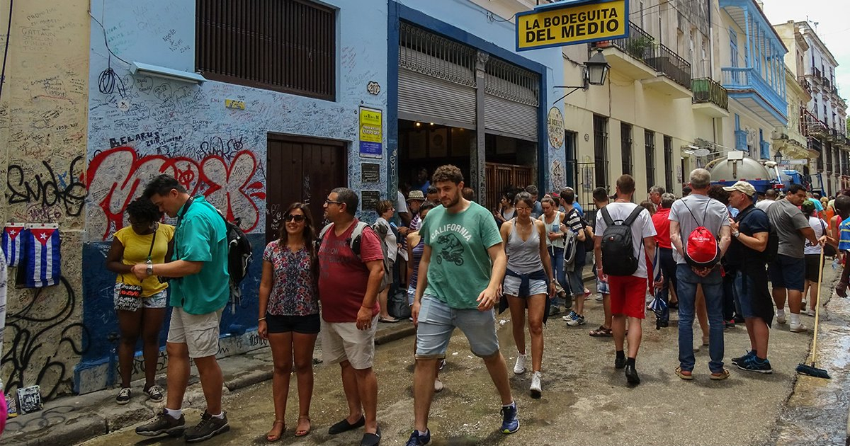 Turistas en la calle Empedrado de La Habana © CiberCuba