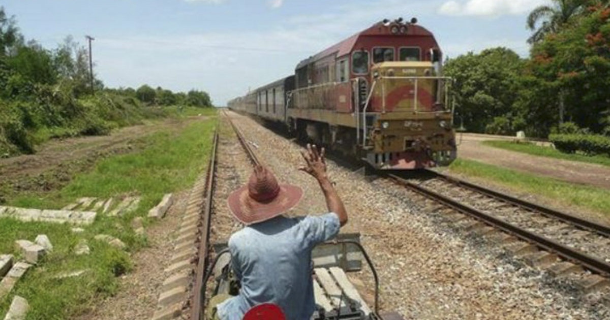 Hombre saluda a un tren en Cuba (foto de archivo) © Cubadebate