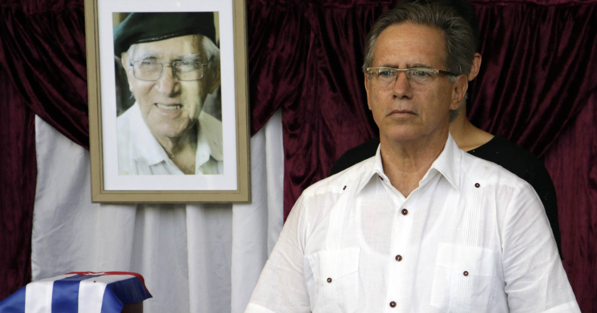 Patricio Wood, con la foto de su padre al fondo. © CiberCuba
