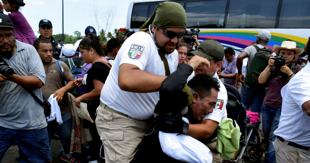 Personal del Instituto Nacional de Inmigración (INM) detiene a un migrante © Reuters / Jose Torres