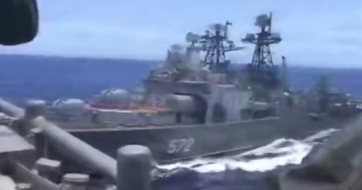 Destructor ruso casi a punto de chocar con el buque norteamericano © Captura de video en Youtube