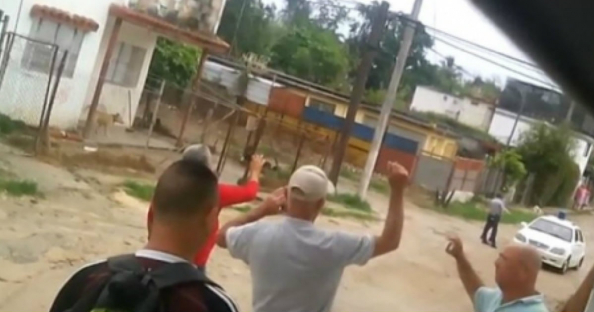 Protesta en 2018 en La habana contra el canciller cubano Bruno Rodríguez Parrilla © YouTube / Movimiento por la Libertad de Cuba (Captura de video)