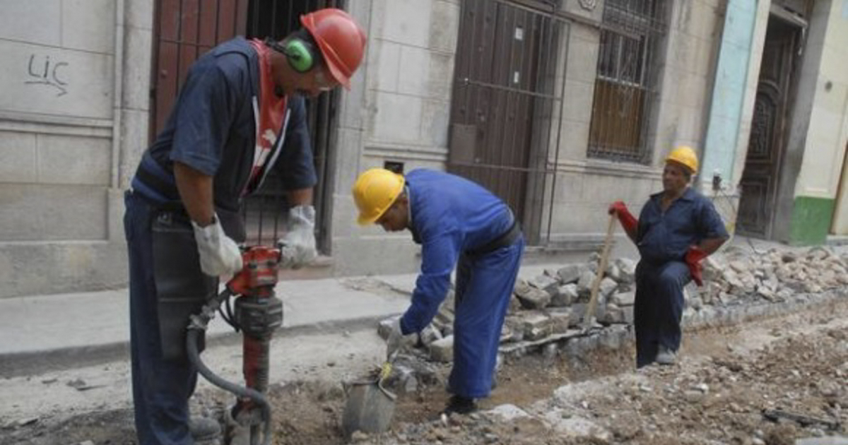 Trabajadores de Cuba Petróleos realizan arreglos en La Habana, 2014 © Cubadebate